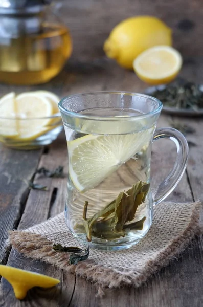 Thé Vert Chaud Citron Dans Des Tasses Verre — Photo