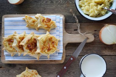 Küçük açık börek patates püresi ile