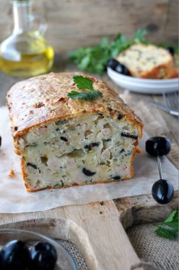 Jambon, zeytin, peynir ve maydanoz ile pasta