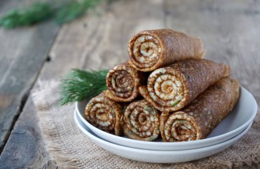 Sarılı dereotu ile Rus krep rulo