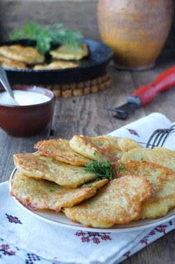 Bir tabak kızarmış patates börek