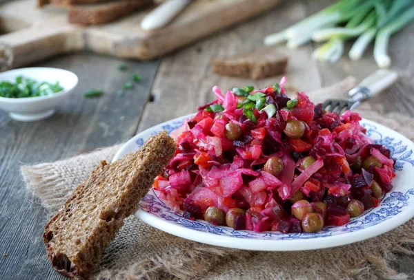 Lahana, havuç, patates, yeşil bezelye, salatalık turşusu ve soğan ile Rus pancar salatası
