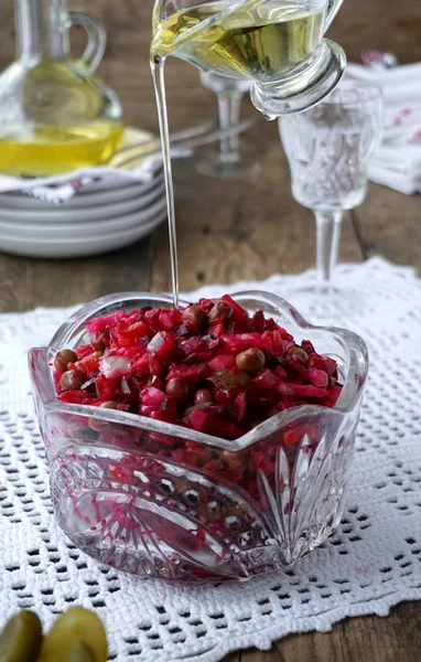 Lahana, havuç, patates, yeşil bezelye, salatalık turşusu ve soğan ile Rus pancar salatası