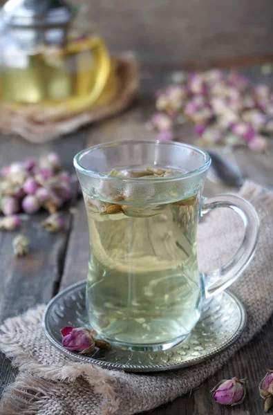 Thé Bourgeons Roses Dans Une Tasse Verre — Photo