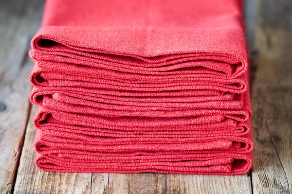 Montón Servilletas Lino Rojo Sobre Fondo Madera — Foto de Stock