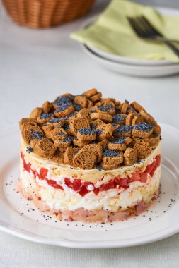 Füme tavuk ve haşhaş tohumlu katmanlı salata.                               