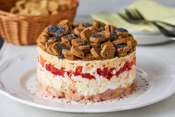 Füme tavuk ve haşhaş tohumlu katmanlı salata.                            