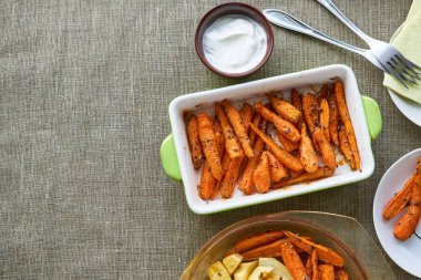 Seramik formda dereotlu fırında havuç.                               