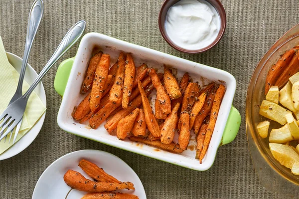 Baked Carrots Dill Seeds Ceramic Form — ストック写真