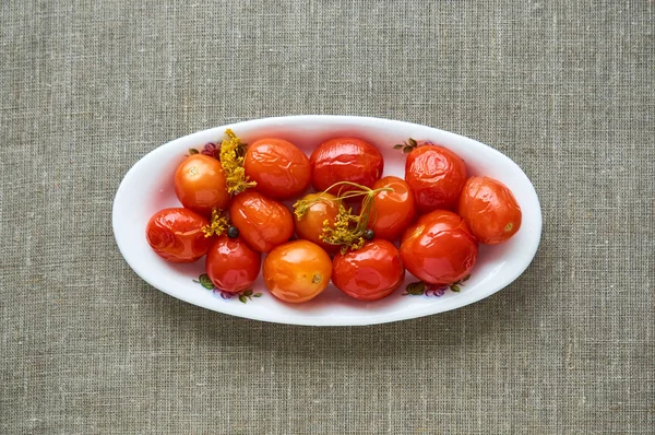Tomates Conserva Placa Branca Sobre Fundo Têxtil — Fotografia de Stock