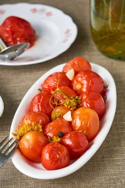 Tomates Vinagre Plato Blanco Sobre Fondo Textil — Foto de Stock