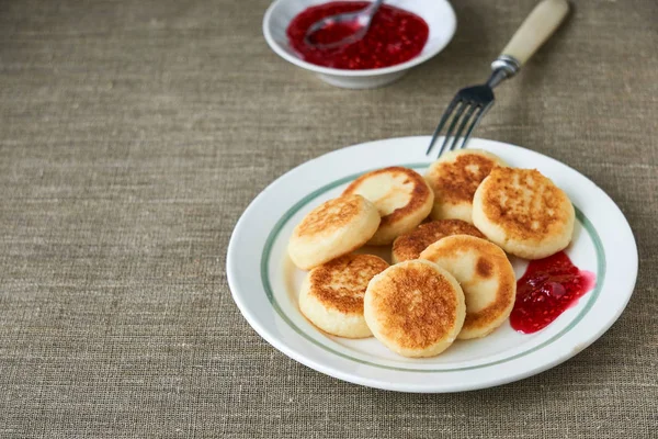 Pancake Keju Cottage Dengan Selai Raspberry Piring Putih — Stok Foto