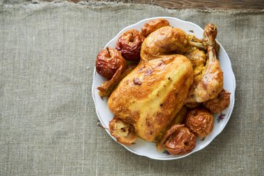 Elmalı fırında tavuk ve beyaz tabak.                                                          