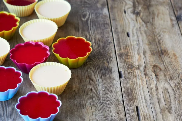 Ahşap arka planda silikon kalıplı jöle                                