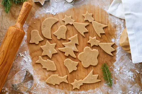 Biscoitos Crus Gengibre Natal Fundo Madeira — Fotografia de Stock