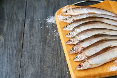 Tahtaya tuz basılmış çiğ satıcı.                               