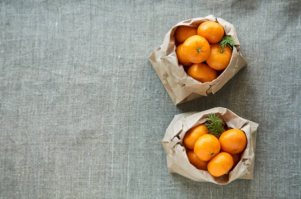 Tangerinas Sacos Papel Sobre Fundo Têxtil — Fotografia de Stock