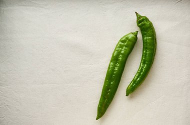 Hafif kumaş arkaplanda yeşil biber                               