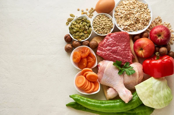 Különböző Termékek Egészséges Kiegyensúlyozott Étrend Könnyű Háttérrel — Stock Fotó