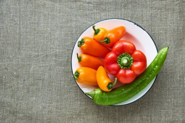 Beyaz bir tabakta farklı biber türleri                               