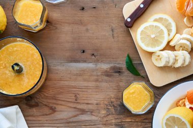 Ahşap bir arka planda turunçgil ile smoothie pişiriyorum.                               