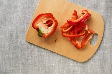 Gri arkaplanda dilimlenmiş kırmızı dolma biber.                               