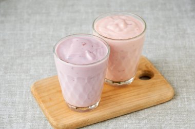 Tahtada iki bardak meyveli yoğurt                               