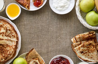 Kahverengi tekstil arka planında Rus krepleri                                