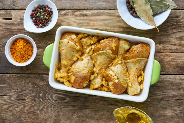 Jambes Poulet Crues Avec Épices Sous Forme Céramique — Photo