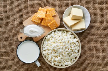 Tekstil arka planında çeşitli süt ürünleri                               