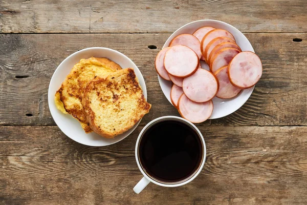 Śniadanie Francuskimi Toastami Kiełbasą Drewnianym Tle — Zdjęcie stockowe