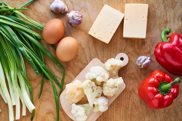 Összetevők Karfiolos Pizza Fából Készült Alapon Történő Főzéséhez — Stock Fotó