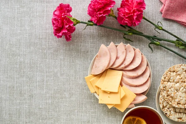 Gri kumaşlı jambonlu ve peynirli kahvaltı.                               