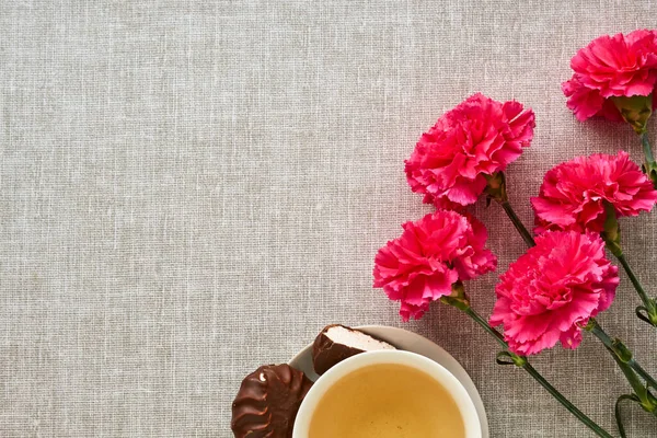 Strauß Rosa Nelken Mit Tee Auf Grauem Stoff Hintergrund — Stockfoto