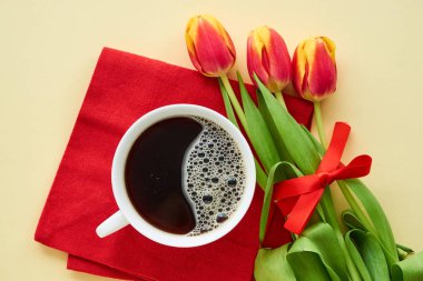 Kırmızı lale buketi ve açık arkaplanda koyu kahve.                              