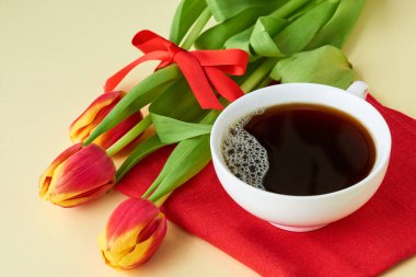 Kırmızı lale buketi ve açık arkaplanda koyu kahve.                               