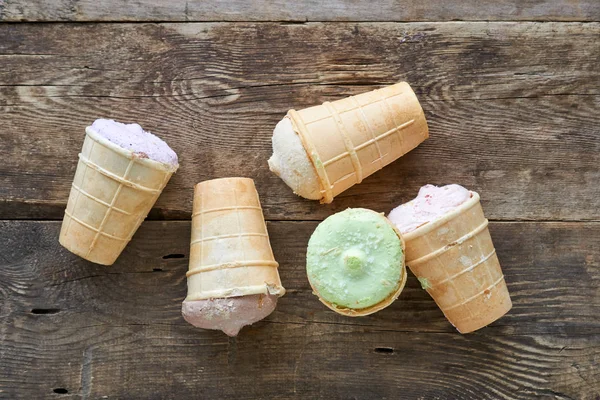 Мороженое Вафельных Чашках Старом Деревянном Фоне — стоковое фото
