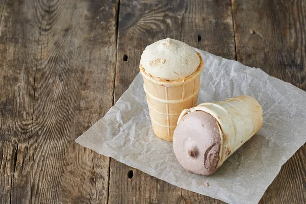 Ванильное Шоколадное Мороженое Вафельных Чашках Старом Деревянном Фоне — стоковое фото