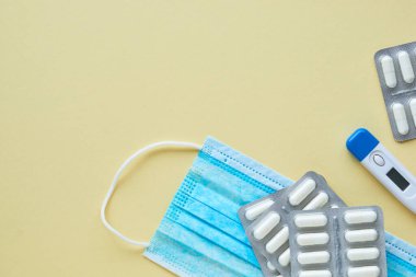 Açık arkaplanda beyaz kapsüllü koruyucu maske                               