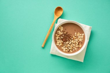 Nane arkaplanda yulaf ezmesi ve keten tohumlu çikolata kasesi.                               