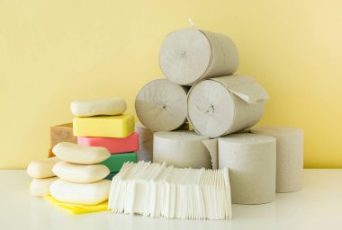 Hafif arka planda çeşitli hijyen ürünleri.