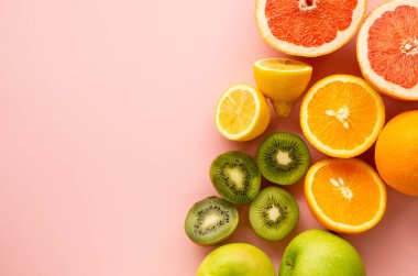 Renkli bir arkaplanda C vitamini içeren meyveler