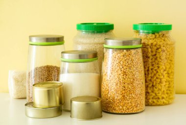 Hafif arka planda çeşitli mısır gevrekleri ve konserve yiyecekler