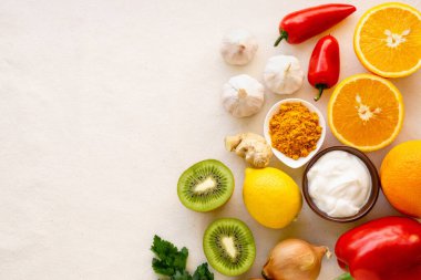 Hafif bir arkaplanda bağışıklık geliştirmek için sağlıklı yiyecek