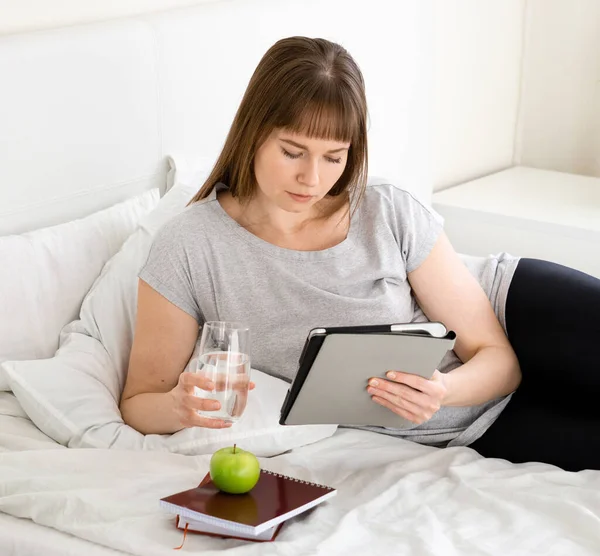 Joven Hermosa Chica Con Tableta Está Estudiando Casa Cama — Foto de Stock