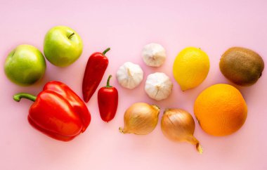 Pembe arka planda bağışıklığı güçlendirmek için sebze ve meyve