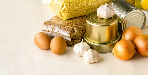 Çürümez yiyecek stokları var. Çeşitli tahıllar ve konserve yiyecekler.