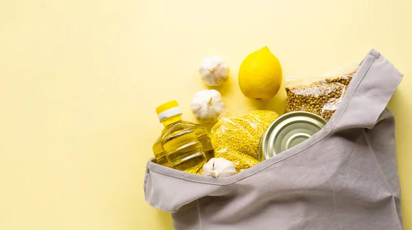 Bolsa Comestibles Con Productos Perecederos Sobre Fondo Claro — Foto de Stock