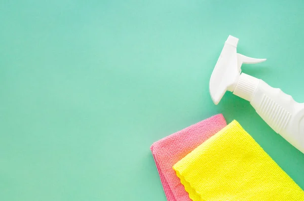 Renkli paçavralarla temizleme spreyi.