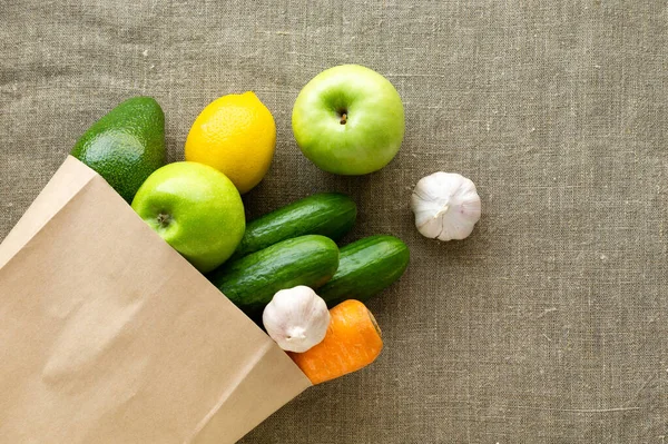 Lebensmittelpapiertüte Mit Gemüse Und Obst Auf Textilem Hintergrund — Stockfoto